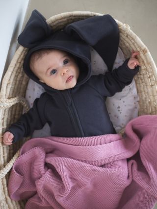 Veselý a roztomilý overálek ve stylu králíčka je díky svému designu nepřehlédnutelný. Vyrobeno z kvalitního bavlněného...