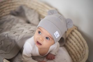 Čepičky medvídek nabízíme v několika rozměrech a mnoha krásných barvách. Ouška dodají roztomilost celému outfitu...